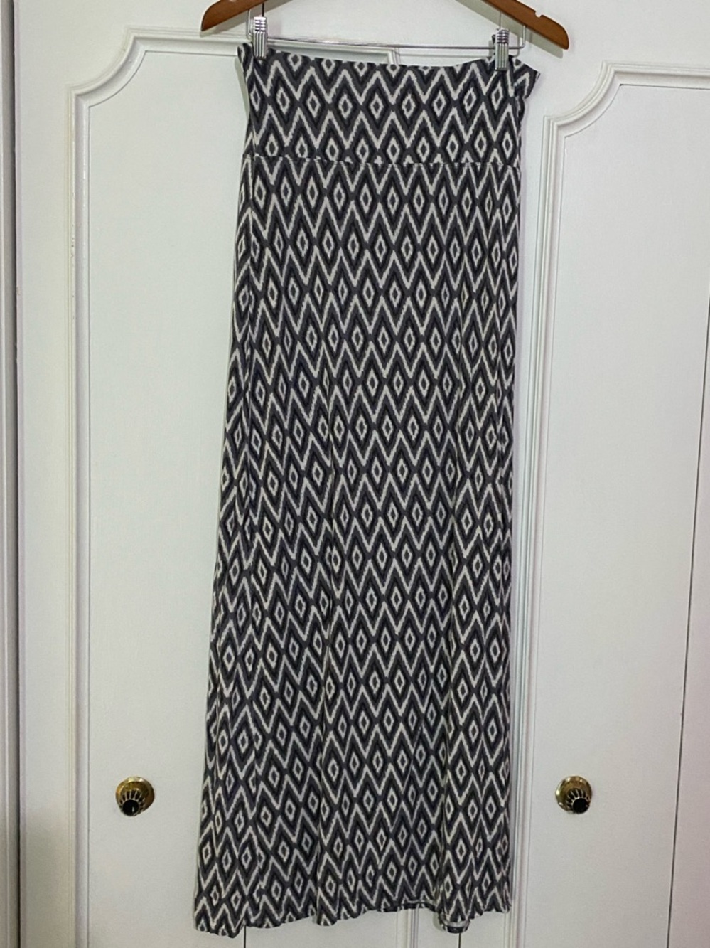 Max Studio Gray, black and White geometric Diamond-Print Maxi Skirt - size M